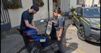 Sequestrati in tutta Italia migliaia di scooter illegali: venivano venduti come bici elettriche
