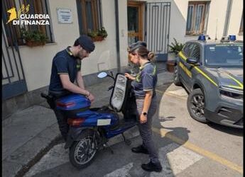 Sequestrati in tutta Italia migliaia di scooter illegali: venivano venduti come bici elettriche