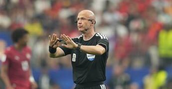 Si ritira l’arbitro Taylor ‘incubo dei romanisti’: “Pressione intensa e attenzione costante”