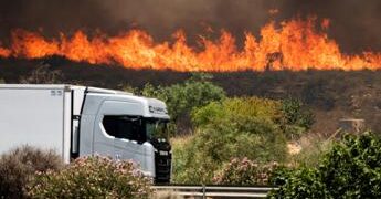 Spagna, emergenza incendi a Madrid. Sanchez: “Situazione drammatica”