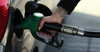 Tabarelli: “Senza stop alla guerra, carburanti a 2,5 euro al litro e boom bollette gas”