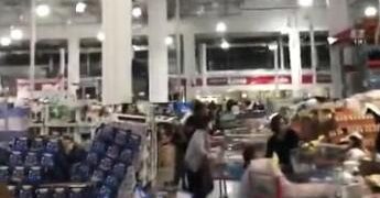 Terremoto Giappone, il negozio trema per la scossa
