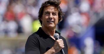 Tom Cruise, la figlia Suri rinuncia al cognome