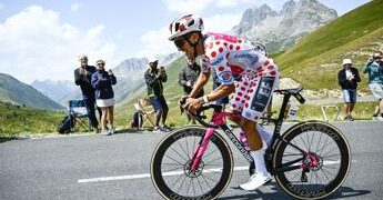 Tour de France, Carapaz vince 20a tappa e Pogacar blinda la vittoria finale