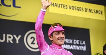 Tour de France, Carapaz vince la 18/a tappa e Pogacar sempre in maglia gialla