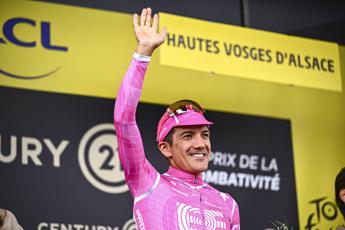 Tour de France, Carapaz vince la 18/a tappa e Pogacar sempre in maglia gialla