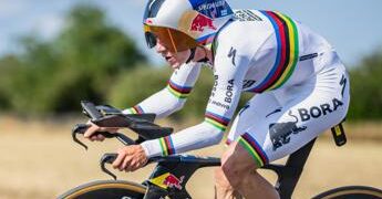 Tour de France, Evenepoel vince la cronometro della 16a tappa, Pogacar resta in maglia gialla