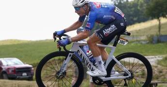 Tour de France, Philipsen vince la 17/a tappa a Pogacar sempre in maglia gialla