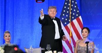 Trump e l’annuncio con il cappellino rosso: “E’ mia intenzione candidarmi alle presidenziali 2028”