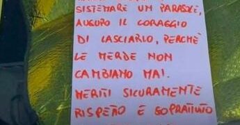 “Tuo marito urla, lascialo”: il messaggio sul parabrezza diventa un caso web
