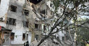 Ucraina, attacchi russi a Zaporizhzhia e Kharkiv: 6 morti. Kiev colpisce deposito petrolio