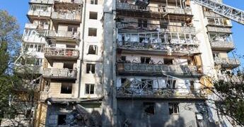 Ucraina, massiccio raid russo su Kiev: lanciati decine di missili balistici e 125 droni