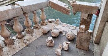 Venezia, via al restauro finale balaustra Ponte di Rialto: fu danneggiata da barcone rubato