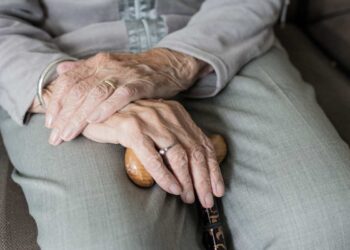 Gestire le fragilità senili senza invadenza: il sottile confine dell’indipendenza