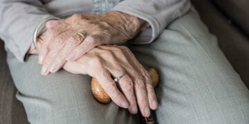 Gestire le fragilità senili senza invadenza: il sottile confine dell’indipendenza