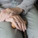 Gestire le fragilità senili senza invadenza: il sottile confine dell’indipendenza
