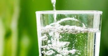Acqua somministrata in bar e ristoranti, irregolare oltre un locale su due: i controlli dei Nas