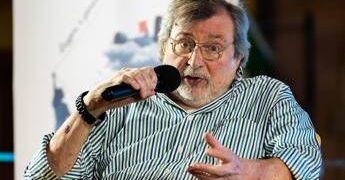 Addio Guccini, l’Italia lo ricorda così. Fazio: “Dolore grande, si porta via un pezzo della nostra vita”