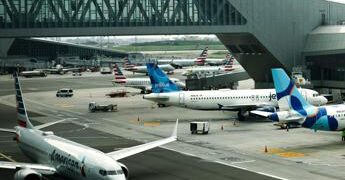 Aereo si scontra con camion a New York: “Due controllori hanno lasciato lavoro in anticipo”