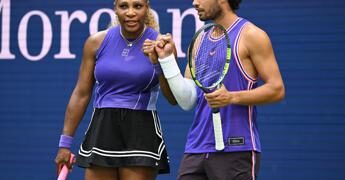 Alcaraz show al ritorno in campo con Serena Williams: super debutto per la coppia da sogno, poi il ko contro Cobolli