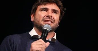 Alessandro Di Battista, l’aereo è pronto per l’ex deputato ma non è una procedura straordinaria: da Wuhan alla Thailandia tutti i precedenti