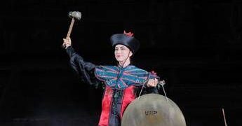 All’Arena di Verona la plastica riciclata diventa un costume di alta sartoria
