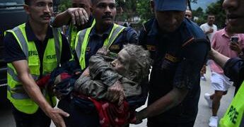 Alluvione in Nepal, almeno 165 morti e 823 dispersi. USGS: “Collassato un ghiacciaio”