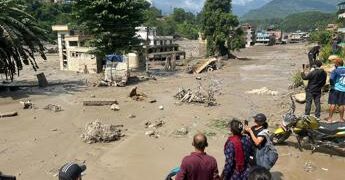Alluvione in Nepal, l’alpinista Da Polenza: “Il crollo del ghiacciaio mi ha ricordato la forza del Vajont”