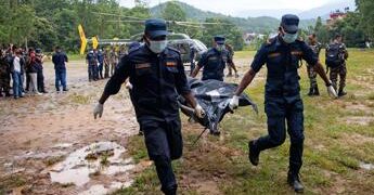 Alluvione in Nepal, oltre 600 morti e 2.500 dispersi: il fango complica i soccorsi