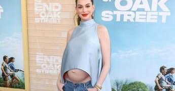 Anne Hathaway mostra il pancione, è polemica. L’esperto: “La gravidanza non è una malattia”