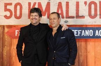 Ascolti tv 19 agosto, il film ’50 km all’ora’ su Canale 5 vince in prime time con uno share del 15,5%