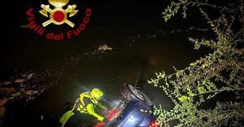 Auto finisce nel Po dopo un inseguimento a Torino: un ferito, ricerche per tre persone