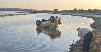 Auto si ribalta e si inabissa in un canale a Formentera: carabinieri in vacanza salvano 30enne che stava per annegare
