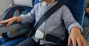 Bambino non vuole di allacciarsi la cintura prima del decollo, volo cancellato
