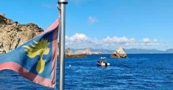 Barchino di migranti travolge e uccide 17enne che fa il bagno sul sup a Su Giudeu: arrestato scafista