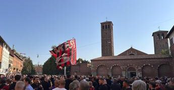 Baresi, oggi i funerali: migliaia di tifosi a Sant’Ambrogio per l’ultimo saluto
