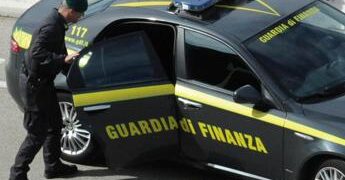 Bari, francese arrestato al porto: trasportava 3 missili da guerra su un furgone