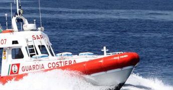 Barletta, fa il bagno in mare di sera e ha un malore in acqua: morto 69enne