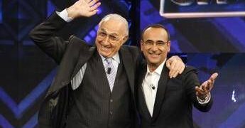 Baudo, Conti ricorda il grande conduttore: “Lui è la tv, indimenticabili i suoi abbracci paterni”