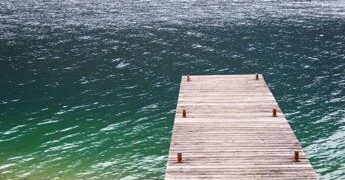 Bimba di 8 anni muore dopo l’infezione da ‘ameba mangia-cervello’: il raro contagio in un lago