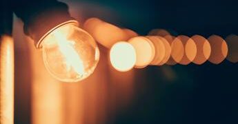 Bollette luce e gas, aumenti in vista: prezzi fino al 40% in più in autunno e inverno