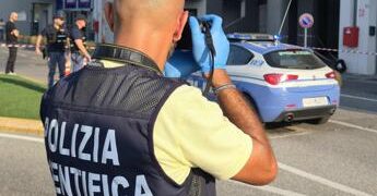 Brescia, accoltellata dall’ex marito davanti al figlio fuori da un centro commerciale