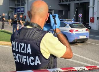 Brescia, accoltellata dall’ex marito davanti al figlio fuori da un centro commerciale
