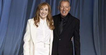 Bruce Springsteen, tumore della moglie Patti Scialfa in remissione: “La ricerca non è politica ma speranza”