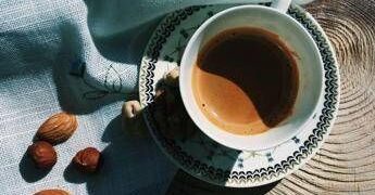 Caffè al bar, i prezzi aumentano ma non è colpa della materia prima. La classifica delle città più care