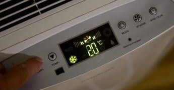 Caldo, come affrontare le notti tropicali: i quattro consigli (fondamentali) dell’esperto