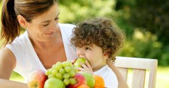 Caldo e bambini, il menù anti-afa dei pediatri: “Più acqua, frutta e pasti leggeri”