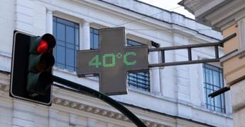 Caldo estremo allenta la morsa, arriva la pioggia ma resta lo spettro della sesta ondata