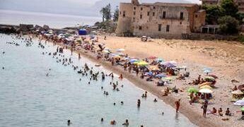 Caldo, nuova ondata a passo lento: oggi 6 città con bollino arancione ma domani scendono a 4