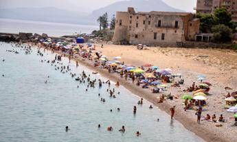 Caldo record, venerdì bollente: oggi bollino rosso in 9 città, c’è anche Roma